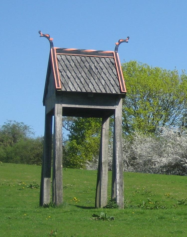 Foto af Moesgaard Museums rekonstruktion af klokkestablen fra Hørning.
